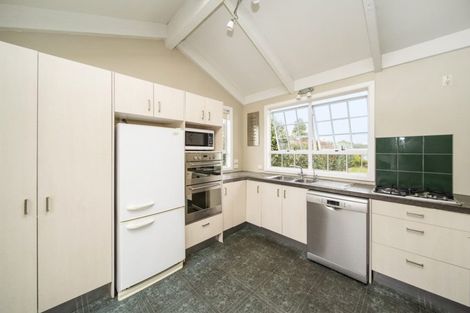 Photo of property in 7 Selwyn Street, Lower Vogeltown, New Plymouth, 4310