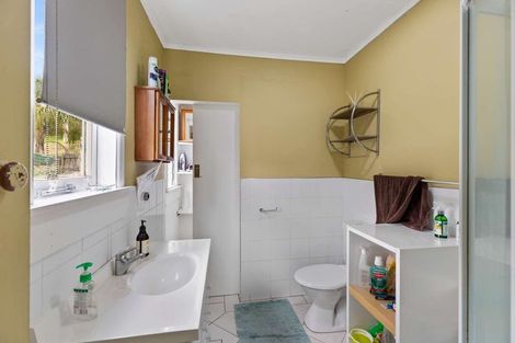 Photo of property in 60 Sunnyside Road, Sunnyvale, Auckland, 0612