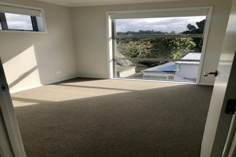 Photo of property in 1b Pavola Grove, Glenfield, Auckland, 0629