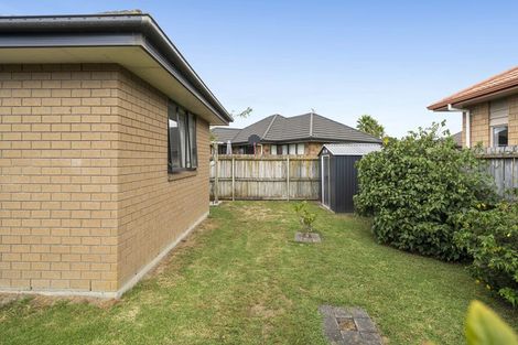 Photo of property in 16 Breaker Grove, Waiuku, 2123