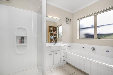 Photo of property in 72 Magic Way, Randwick Park, Auckland, 2105