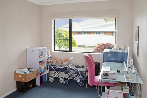 Photo of property in 16 Woodgate Court, Fitzherbert, Palmerston North, 4410