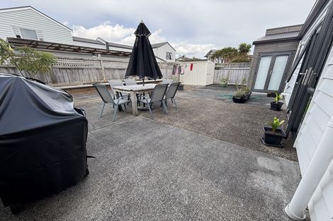 Photo of property in 33 Vinograd Drive, Te Atatu Peninsula, Auckland, 0610