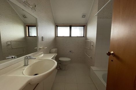 Photo of property in 1 Calypso Place, Rothesay Bay, Auckland, 0630