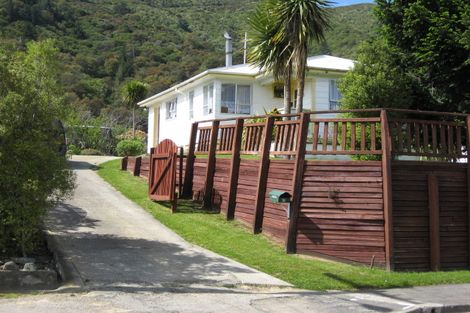 Photo of property in 63 Hampden Street, Picton, 7220