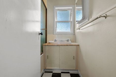 Photo of property in 9 Durham Street, Te Atatu Peninsula, Auckland, 0610