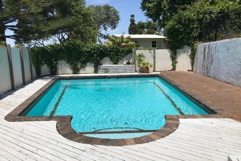 Photo of property in 25a Ravenwood Drive, Forrest Hill, Auckland, 0620