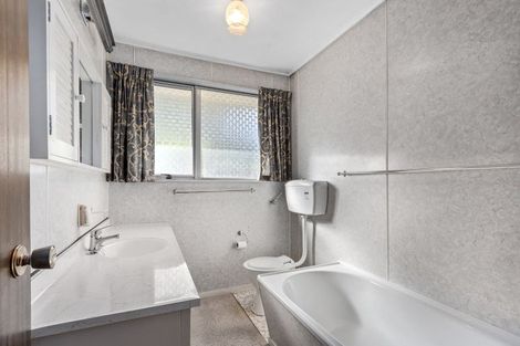 Photo of property in 2/427 Memorial Avenue, Burnside, Christchurch, 8053