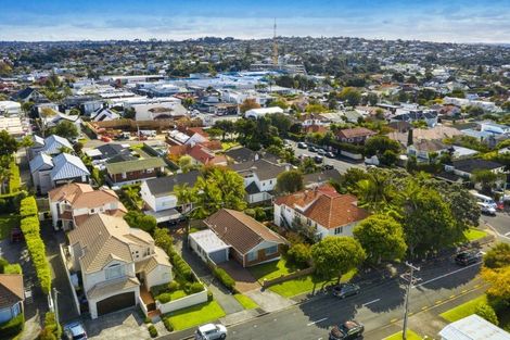 Photo of property in 2/1 Sylvan Park Avenue, Milford, Auckland, 0620