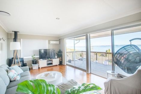 Photo of property in 57 Pacific Parade, Army Bay, Whangaparaoa, 0930