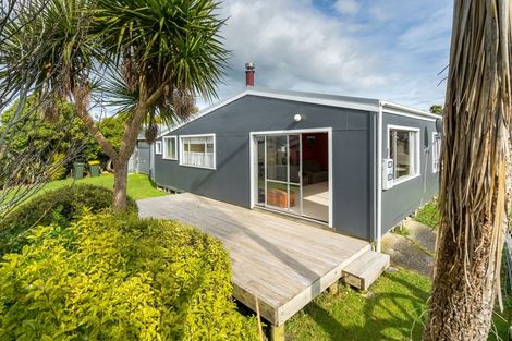 Photo of property in 8 Miro Street, Kaka Point, 9271