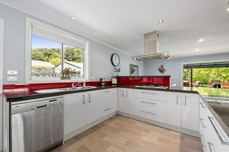Photo of property in 4 Pinehaven Road, Pinehaven, Upper Hutt, 5019