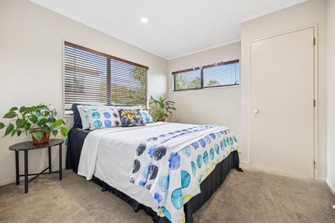 Photo of property in 2/8 Tallington Crescent, Torbay, Auckland, 0630