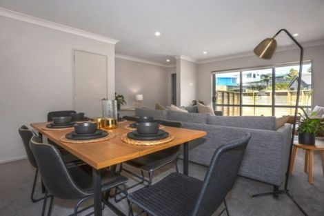 Photo of property in 2 Brindle Way, Newlands, Wellington, 6037