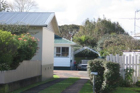 Photo of property in 41 Yeovil Road, Te Atatu Peninsula, Auckland, 0610