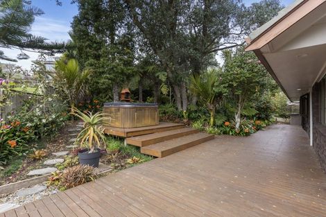 Photo of property in 7 Luana Way, Bucklands Beach, Auckland, 2014