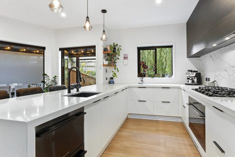 Photo of property in 18 Atkinson Road, Titirangi, Auckland, 0604