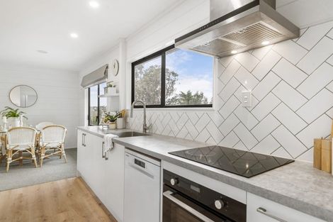 Photo of property in 2/21 Tahu Crescent, Sunnynook, Auckland, 0620