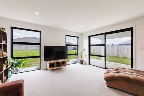 Photo of property in 3 Sardinia Grove, Fitzherbert, Palmerston North, 4410