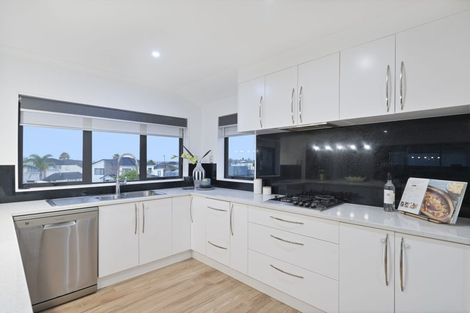 Photo of property in 12 San Casello Rise, Henderson, Auckland, 0612