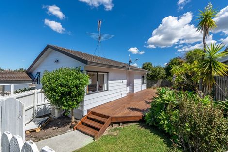 Photo of property in 1/10 Atlantis Place, Totara Vale, Auckland, 0629