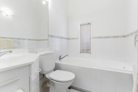 Photo of property in 3/212 Hurstmere Road, Takapuna, Auckland, 0622