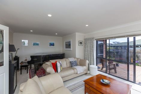 Photo of property in 8 Cranbrook Grove, Waikanae, 5036