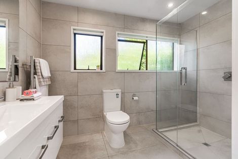 Photo of property in 2/114 Ocean View Road, Northcote, Auckland, 0627