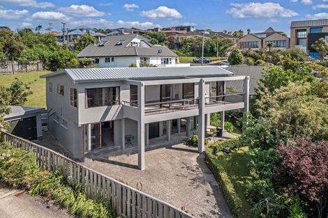 Photo of property in 35 Parr Terrace, Castor Bay, Auckland, 0620