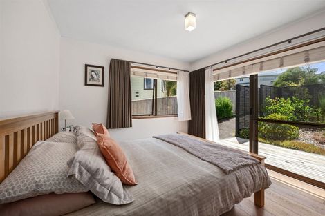 Photo of property in 24 Deverell Place, Northcross, Auckland, 0632