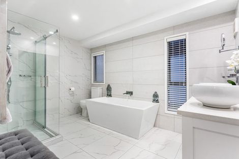 Photo of property in 2/33 Parr Terrace, Castor Bay, Auckland, 0620