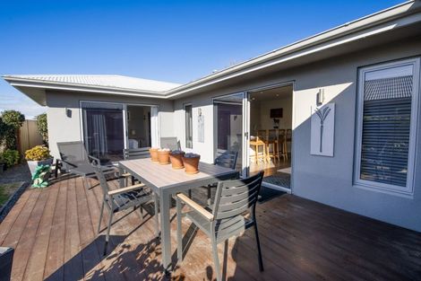 Photo of property in 2 Gregory Grove, Clive, 4102