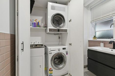 Photo of property in Wharenui Apartments, 274 Oriental Parade, Oriental Bay, Wellington, 6011