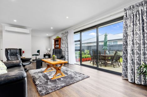 Photo of property in 15 Maple Grove, Kingston, Wellington, 6021