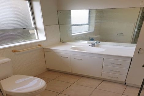 Photo of property in 8 Tawavale Crescent, Totara Vale, Auckland, 0629