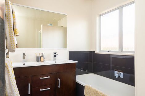 Photo of property in 2/218 East Coast Road, Forrest Hill, Auckland, 0620