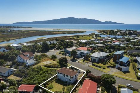 Photo of property in 37 Hicks Crescent, Waikanae Beach, Waikanae, 5036
