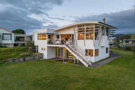 Photo of property in 92 Ocean Beach Road, Tairua, 3508