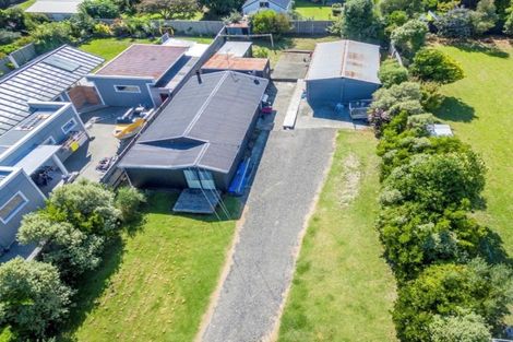 Photo of property in 33 Rauparaha Street, Waikanae Beach, Waikanae, 5036