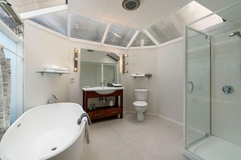 Photo of property in 18 Easter Parade, Glen Eden, Auckland, 0602