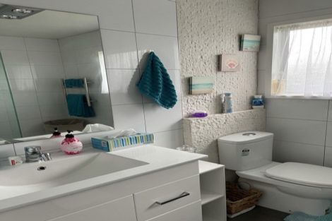 Photo of property in 48 Kingsclere Place, Goodwood Heights, Auckland, 2105