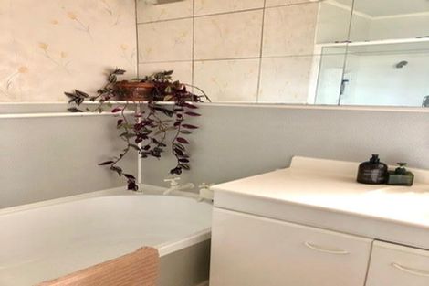 Photo of property in 10 Deuxberry Avenue, Northcote, Auckland, 0627