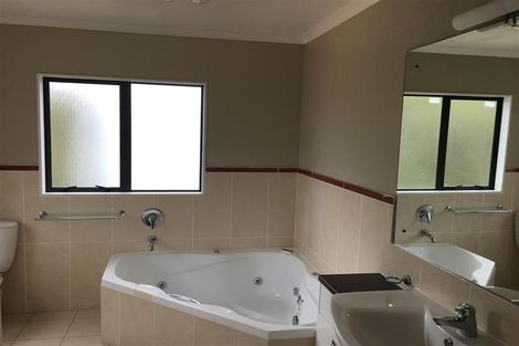 Photo of property in 25 Aorangi Place, Birkenhead, Auckland, 0626