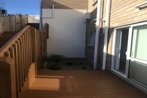 Photo of property in 24 Para Close, Fairview Heights, Auckland, 0632