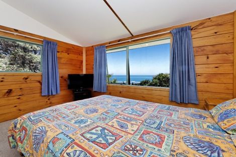 Photo of property in 105 Seaview Road, Piha, 0772