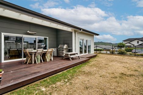 Photo of property in 107 Queen Charlotte Drive, Aotea, Porirua, 5024