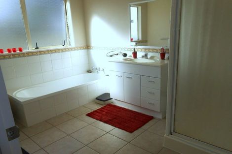 Photo of property in 72 Sutton Crescent, Papakura, 2110