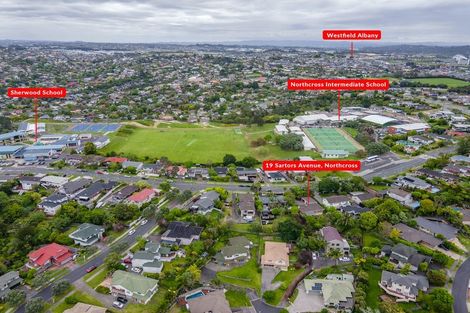 Photo of property in 19 Sartors Avenue, Northcross, Auckland, 0630