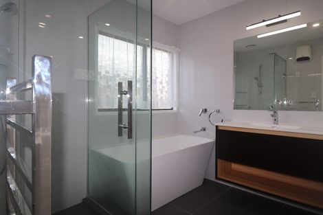 Photo of property in 2/177 Forrest Hill Road, Forrest Hill, Auckland, 0620