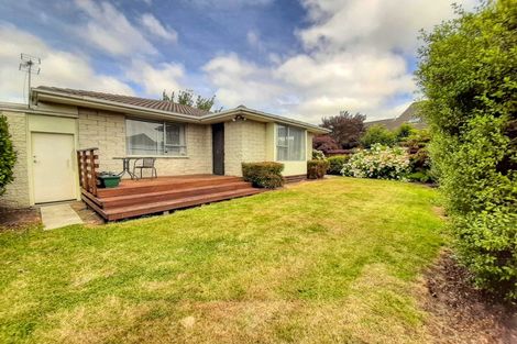 Photo of property in 2/17b Prestons Road, Redwood, Christchurch, 8051